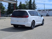 The 2026 Chrysler Pacifica Select offers a stylish, versatile, and family-friendly driving experienc... (image 6)