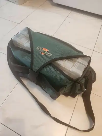 Sac ou coffre à pêche usagé, mais correct de marque FLAMBEAU, View more