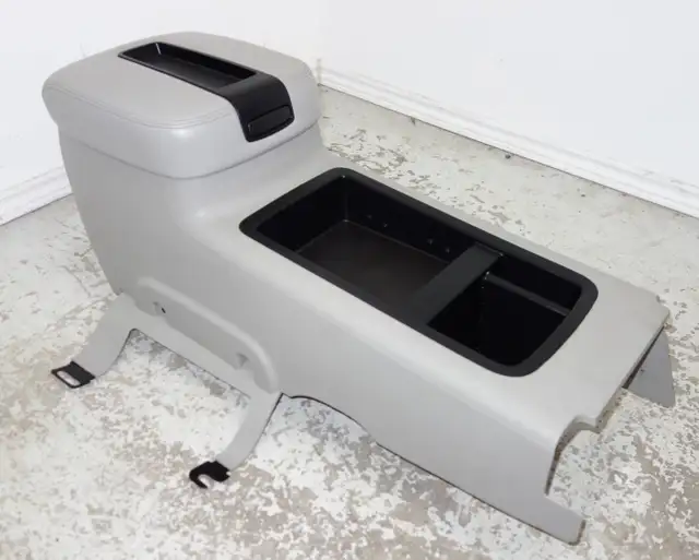 Chev Silverado 2013 Center Console Sierra Tahoe Yukon Suburban in Other Parts & Accessories in St. Catharines - Image 3