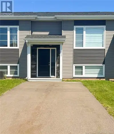 Bienvenue/Welcome to 277 Des Érables, this townhouse is located in a desired area of Dieppe NB. Walk...