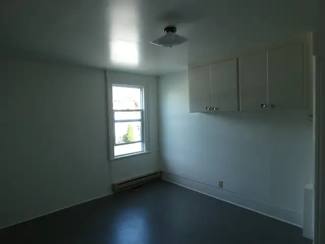 Spacious 1-Bedroom Upper Apartment with 4-Season Sunroom in Long Term Rentals in Belleville - Image 5