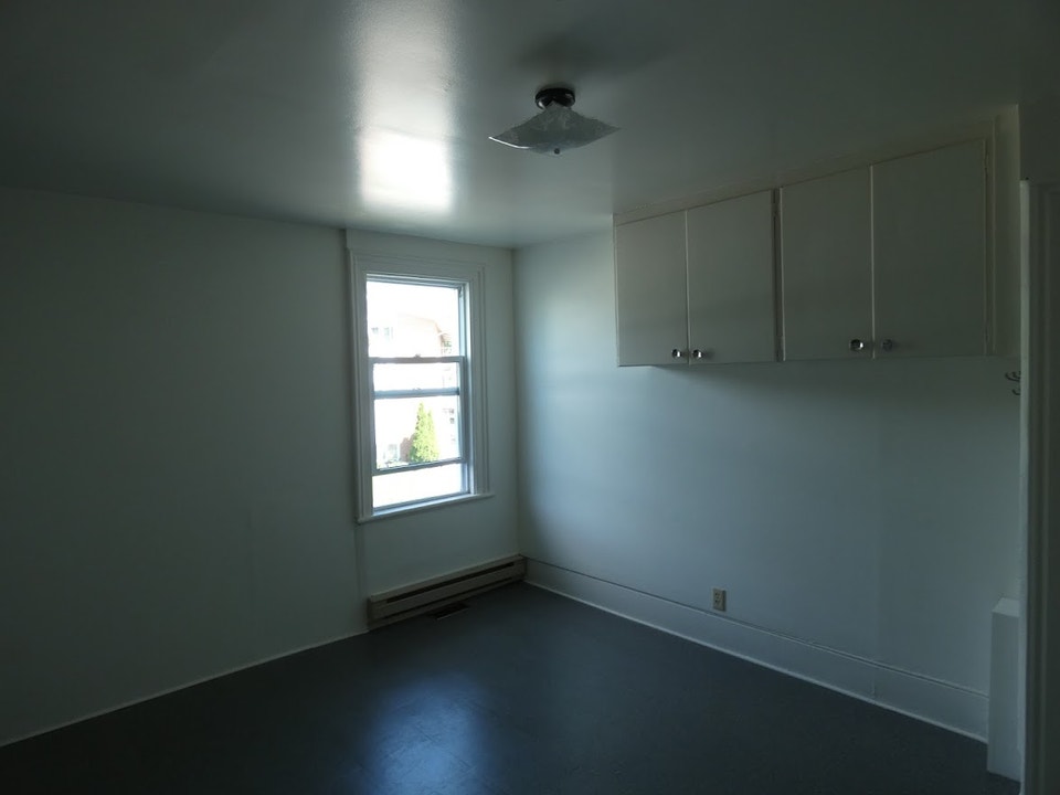 Spacious 1-Bedroom Upper Apartment with 4-Season Sunroom 4