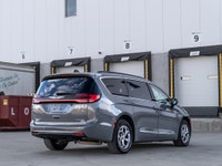 CARGET AUTOMOTIVE is thrilled to offer this 2023 Chrysler Pacifica Limited, a premium family minivan... (image 6)
