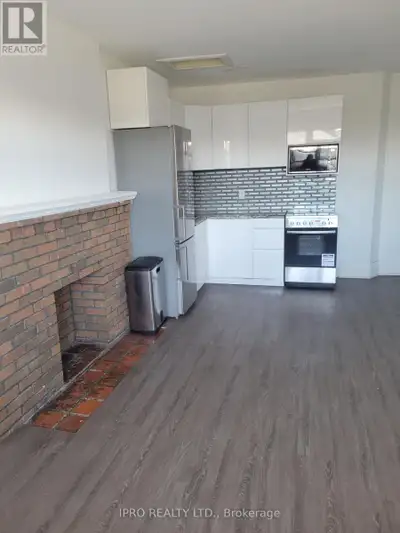 # UPPER 2 - 719 COXWELL AVENUE Toronto (Danforth), Ontario