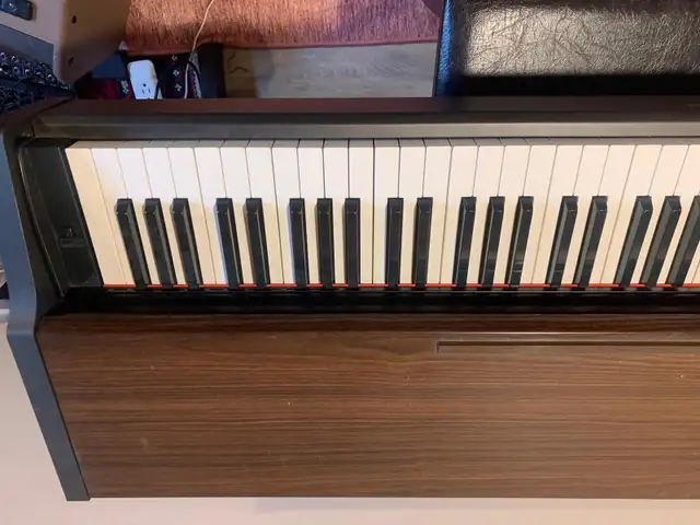 Yamaha YDP-213 electric Digital Piano in Pianos & Keyboards in City of Montréal - Image 6