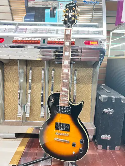 Up for sale is an Epiphone Les Paul Custom 2008 Tobacco Sunburst Guitar! Overall great condition wit...