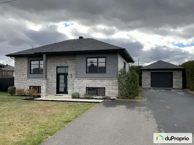 Maison unifamiliale construite en 2017, située dans un quartier récent et tranquille à Notre-Dame-du...