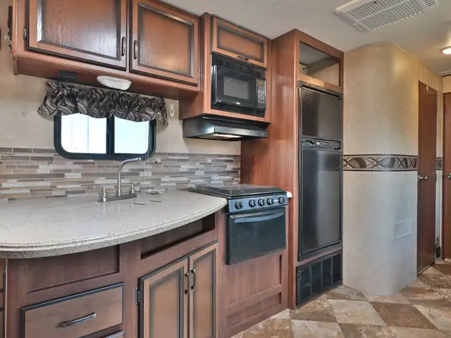 2014 Zinger ZT32QB in Travel Trailers & Campers in St. Albert - Image 11
