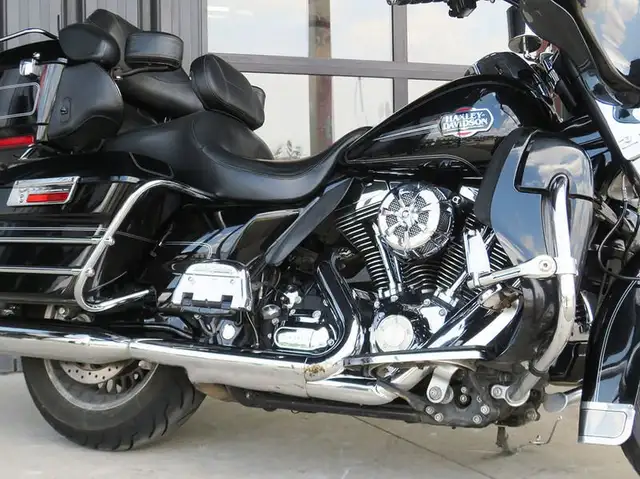 2009 Harley-Davidson FLHTCU Ultra Classic Electra Glide in Street, Cruisers & Choppers in Cambridge - Image 8