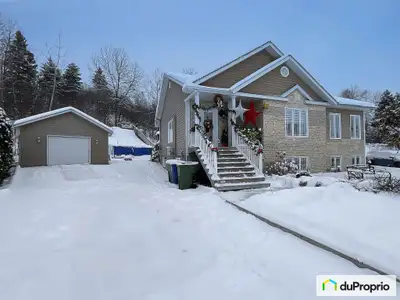 Maison à revenu, 3 chambres 2 salles de bain rénovées à neuf avec plancher chauffant. Grand walk-in...