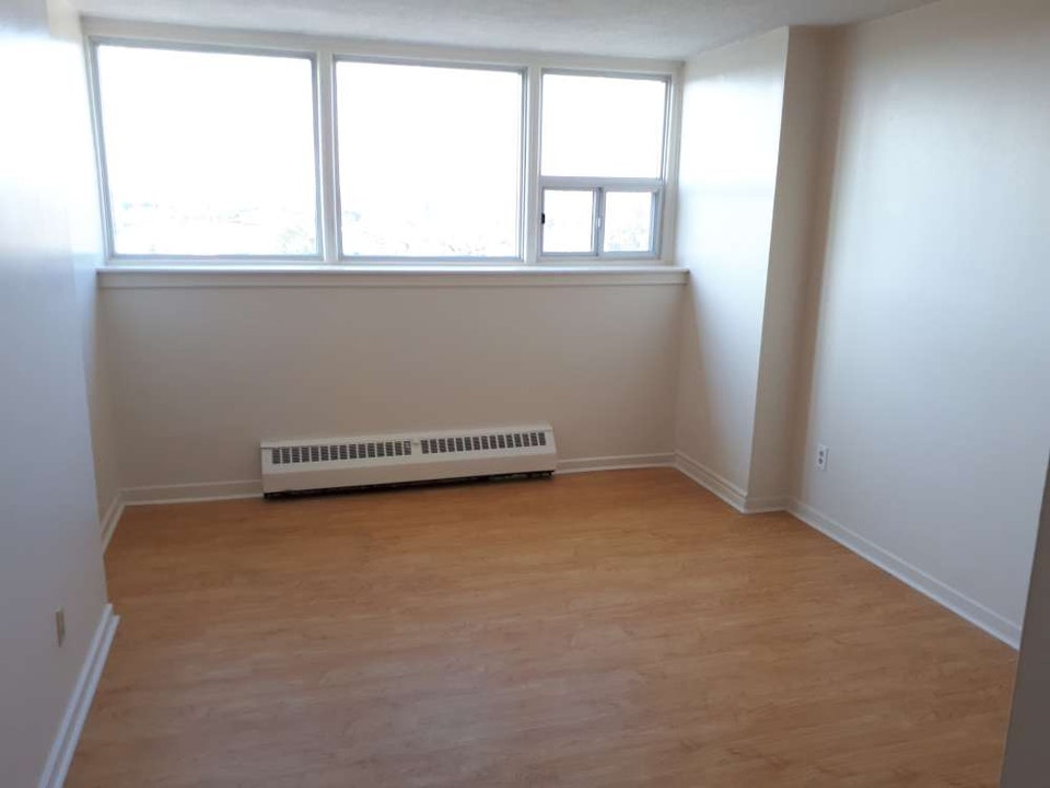 FORT HOWE- BEAUTIFUL 2BD CORNER UNIT- HEATED APARTMENT OCT 15TH 4