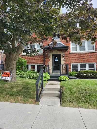 This 1 bedroom apartment is located in the downtown core. Close to eastwood plaza, banks shopping, t...