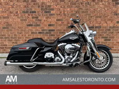 Beautiful Canadian Road King with Shark Road pipes, LED headlight and passing lamps, detachable wind...