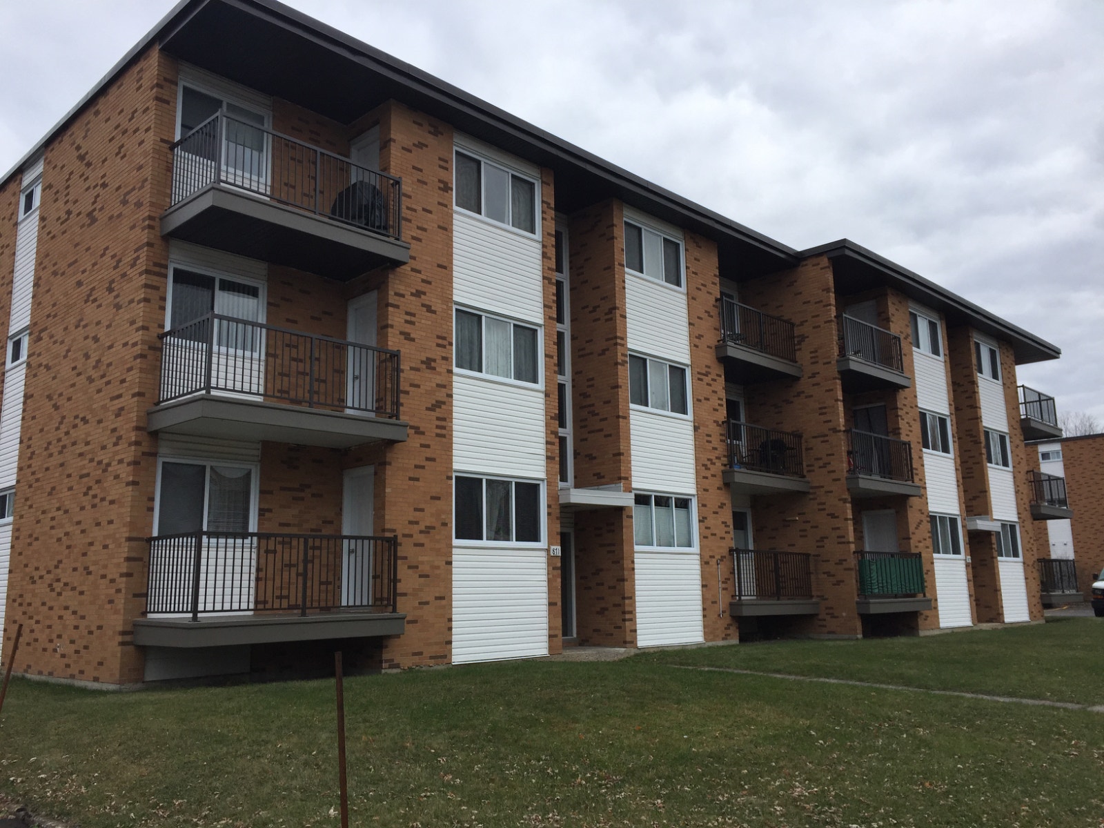 TOUT INCLUS! 5 1/2 à Ste-Foy *Disponible Maintenant* 1er étage — photo 1