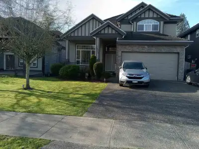 Well kept 3 story home located in a great neighbourhood.Very spacious open floor plan with a huge ma...