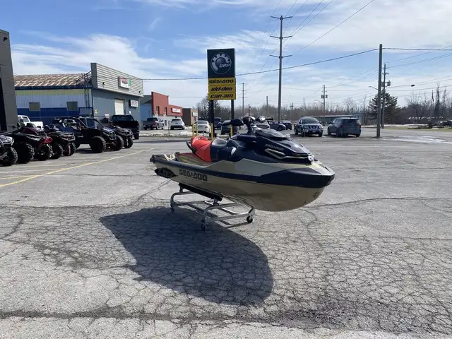 2025 Sea-Doo RXT-X 325 Metallic Tan Lava Red Premium in Personal Watercraft in Cornwall - Image 4