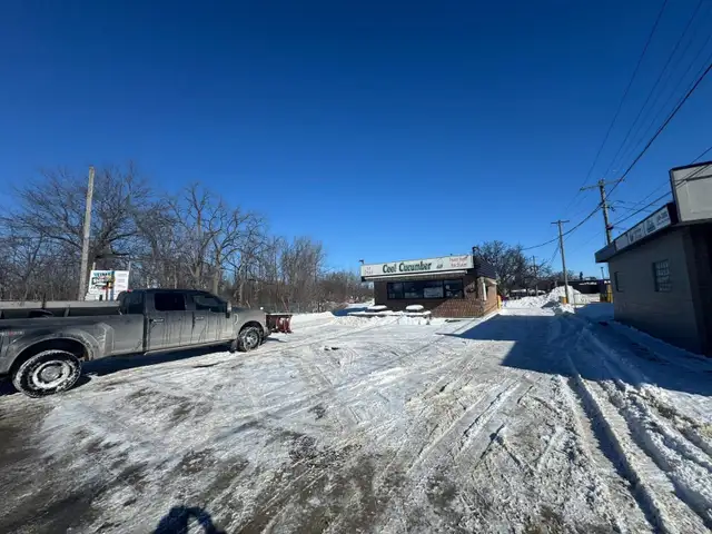 Snow Removal Service- Commercial/Residential/Industrial Plowing in Snow Removal & Property Maintenance in London - Image 9