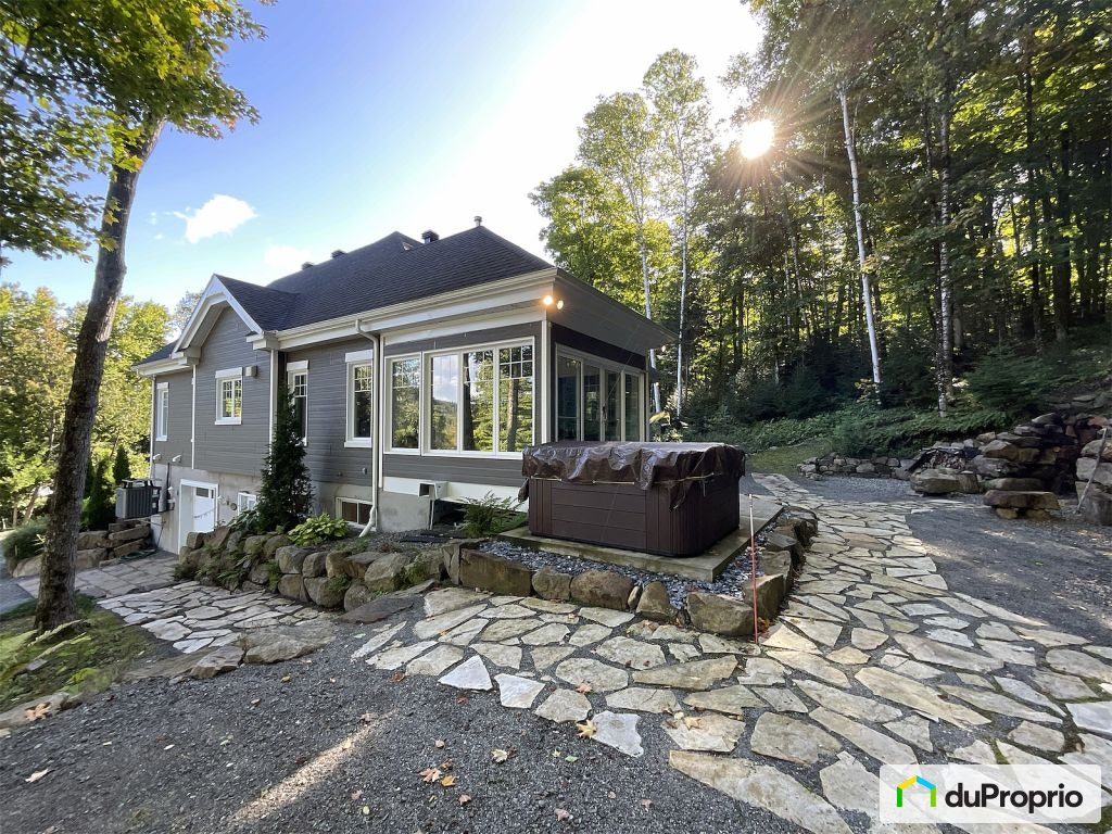 $825,000 - Raised Bungalow for sale in St-Adolphe-D'Howard — photo 1