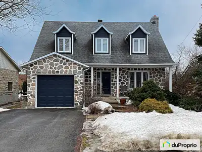Magnifique demeure de type Canadienne ayant un terrain de 10000 pieds carrés, piscine creusée, spa,...