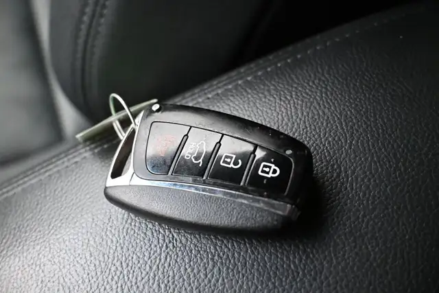 2017 Hyundai Santa Fe PREFERRED HEATED SEATS | BACKUP CAMERA | A in Cars & Trucks in Dartmouth - Image 6