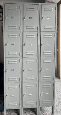 Metal Storage Locker -Like New- 12 Unit
