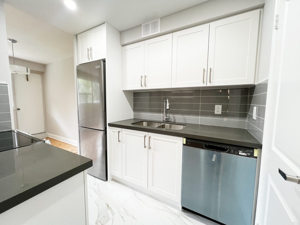 Parkdale Studio (Bachelor) Apartment for Rent - 75 Spencer Avenu 3