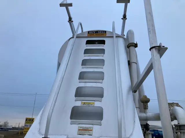 2011 MAC 1480 Cubic Ft Dry Bulk / Pneumatic Tank Trailer in Heavy Equipment in Delta/Surrey/Langley - Image 10