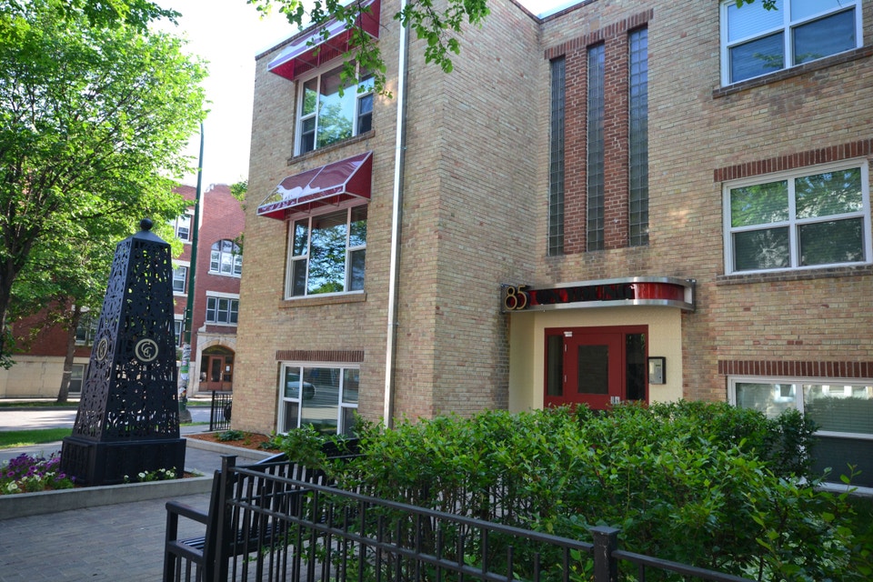 $1049**Renovated Bachelor! w/bonus! 2