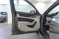 Jaguar XF P300 AWD R-Dynamic SE 2022: - Extérieur métallisé argent SILICON sur intérieur en cuir bla... (image 9)