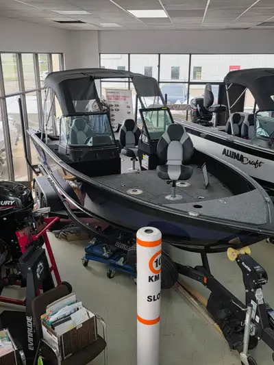 This Alumacraft Competitor 205 Sport is a high-performance fishing boat featuring a spacious layout,...