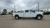 This 2025 RAM 2500 TRADESMAN CREW CAB 4X4 has the following options Hd Vinyl 40/20/40 Split Bench Se... (image 5)