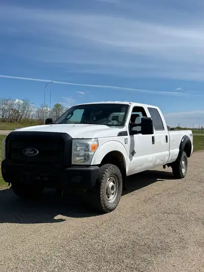6.7 Diesel F-350 2012 Ford F-350 XLT 4x4 Crew Cab Pickup 8feet long box for 5500$ Automatic Transmis...