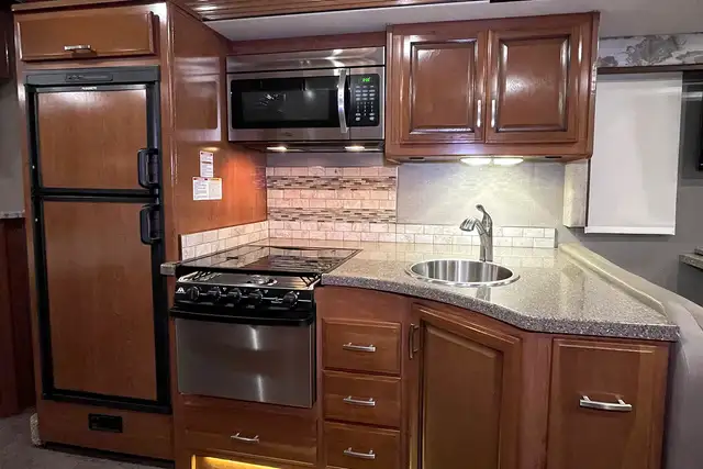2018 Holiday Rambler Admiral 30U – Pre-Owned Class A Motorhome.  in RVs & Motorhomes in Red Deer - Image 24