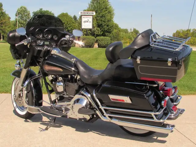 2005 Harley-Davidson FLHTC Electra Glide Classic in Sport Touring in Leamington - Image 3