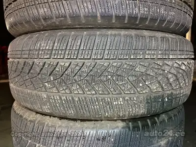 4 x 235/60/20 GOODYEAR ultragrip WINTER tires 80 % tread left Dot# 2022 good condition for bmw iX el...