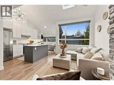 A short walk to Creekside Village and the Gondola, this three-bedroom townhome is where location, li...