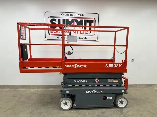 2013 SKYJACK SJ3219 Electric Scissor Lift in Heavy Equipment in Hamilton - Image 9