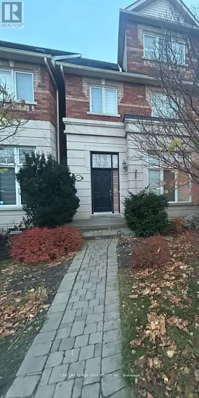 Beautiful and spacious freehold Townhouse in a very exclusive and quiet neighbourhood, many upgrades...