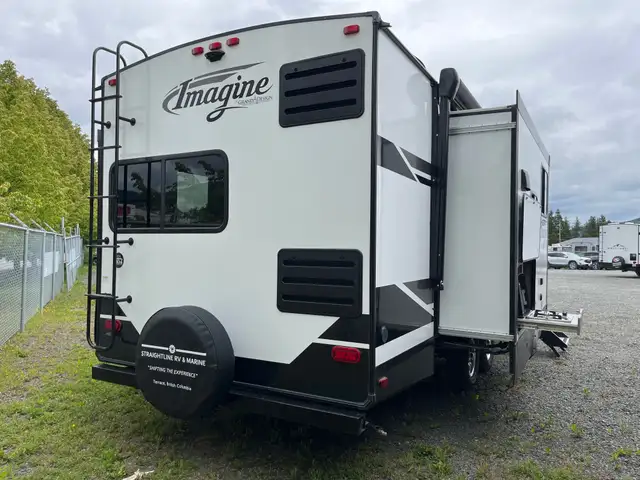 2022 Grand Design Imagine in Travel Trailers & Campers in Terrace - Image 4
