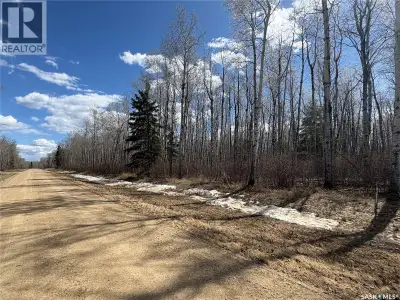 Escape to the beauty of lake country with this beautifully treed 10-acre parcel (MOL) in the Lakesid...