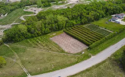 P03//Portage La Prairie/Exceptional opportunity to be your own boss! Situated on a beautiful 16.57 A...