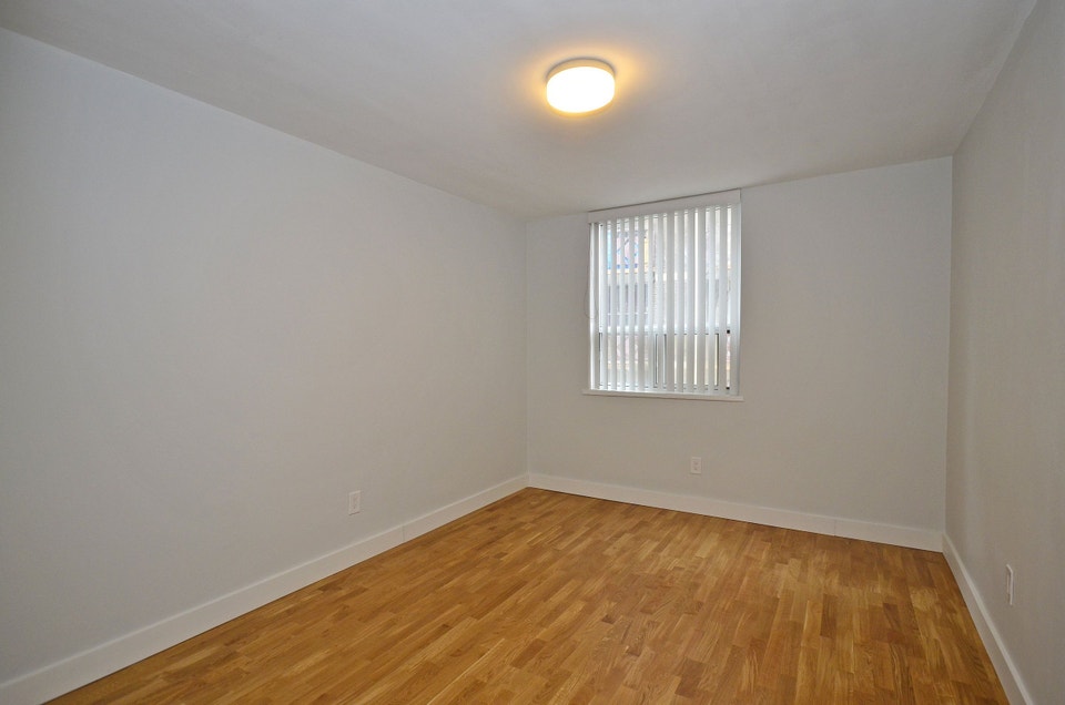 Renovated one bedroom, Queen and Jameson - ID 1773 5