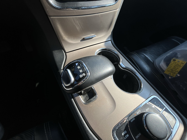 2014 Jeep Grand Cherokee OVERLAND - Navigation in Cars & Trucks in Lethbridge - Image 22
