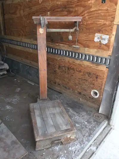 Balance antique. Elle est fonctionnelle. Plusieurs autres modèles en inventaire. Beaucoup d’antiquit...