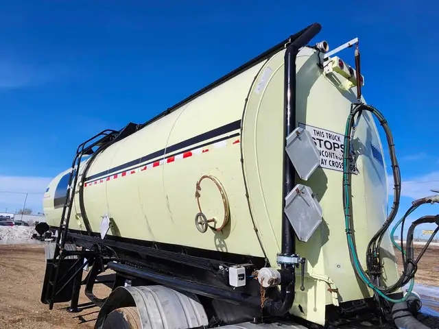 2004 Advance 51,400 L Super B-Train Insulated 406 Tank Trailer in Heavy Equipment in Delta/Surrey/Langley - Image 27