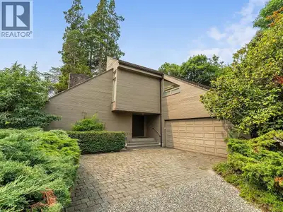 A quality West Coast Contemporary designed by Peter Wardle. Big 60 x 132.66 lot! Spacious family hom...