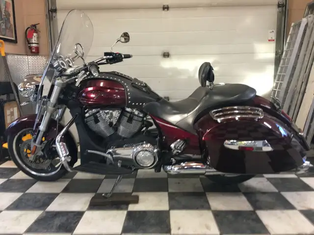 2010 Victory Cross Roads TOURER FOR SALE...$ 6,500. PLUS GST in Sport Touring in Calgary - Image 2