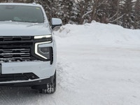 Powerful 6.2L V8 engine with 4x4 drive - Luxurious leather interior with panoramic sunroof - Advance... (image 6)