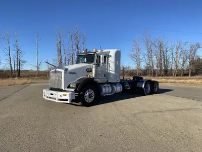 2009 Kenworth T800 6x4 Sleeper Truck Tractor. Comes with a Cummins ISX diesel engine, 525hp, 691251k...