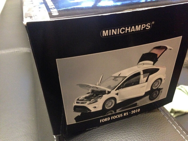 1/18 Diecast minichamps Ford Focus rs500 cosworth white & black dans Art et objets de collection  à Ville de Montréal - Image 4